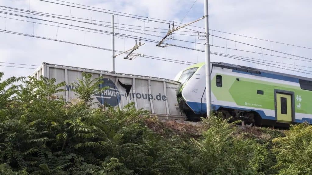 Incidente ferroviario a Milano, per uno dei due treni merci non è scattato il semaforo rosso
