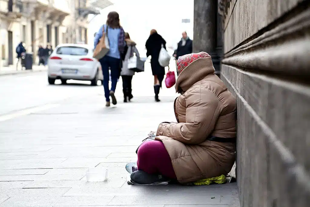 Violentata clochard Genova donna