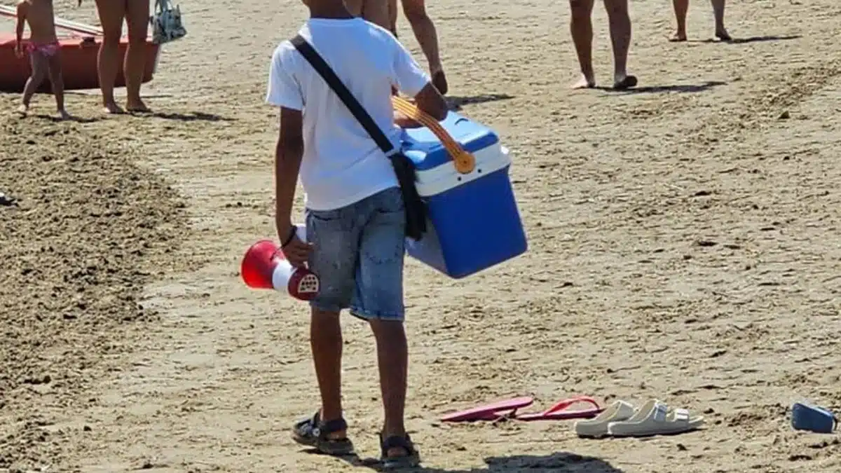 capaccio paestum bambino costretto vendere cocco