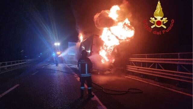 Cava incendio furgone autostrada A3