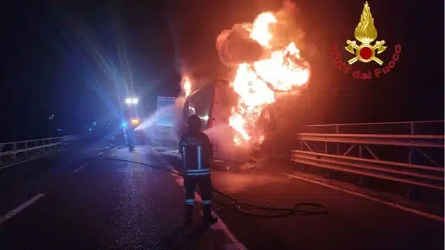 Cava incendio furgone autostrada A3