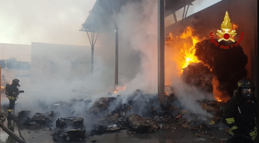 Incendio deposito ecoballe Giugliano