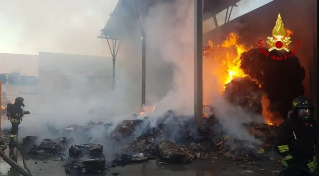 Incendio deposito ecoballe Giugliano