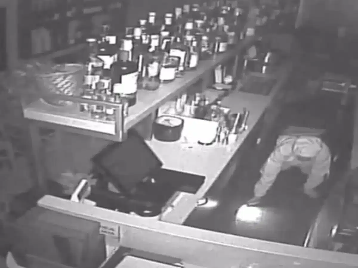 Cava Tirreni furto bar ladri ripresi telecamere