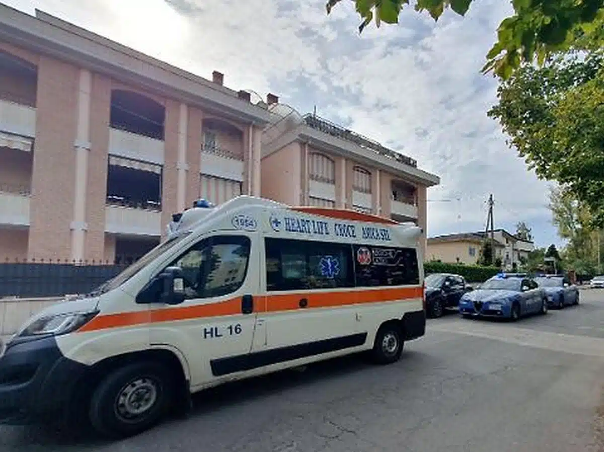 È morto l'uomo accoltellato dalla figlia, lei è ancora introvabile dopo l'evasione