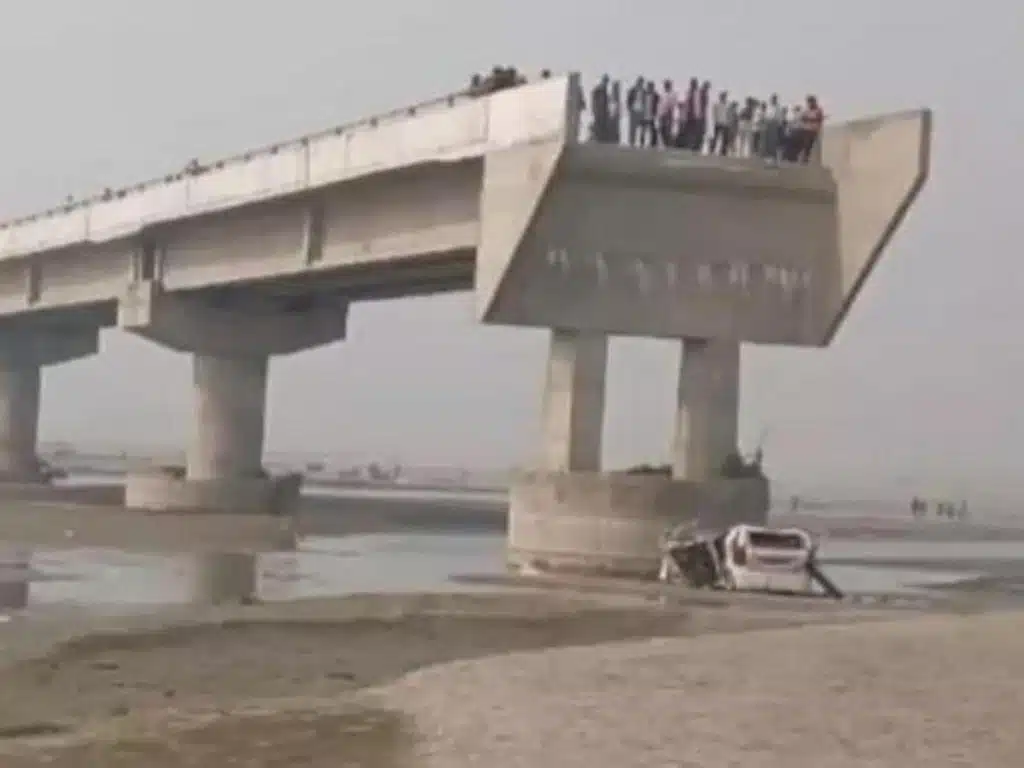 india-seguono-il-navigatore-e-precipitano-con-lauto-da-un-ponte-incompiuto-3-morti