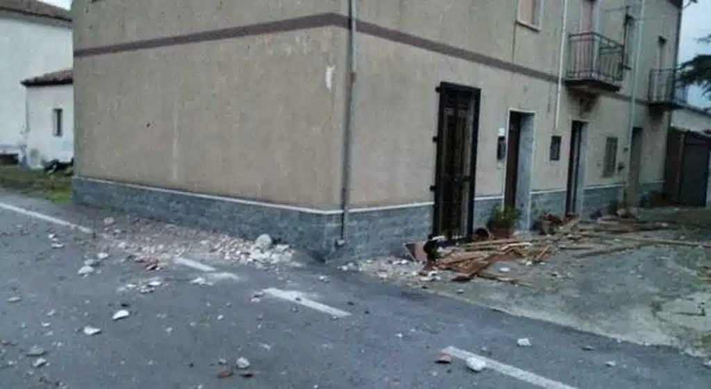 Maltempo Teggiano vento danneggia tetti strade oggi 20 novembre
