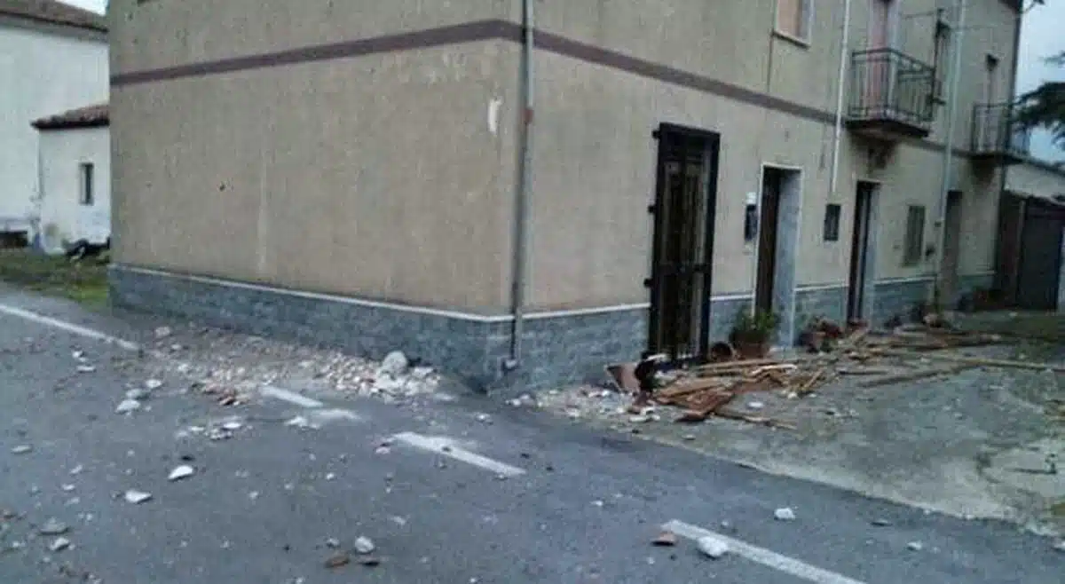 Maltempo Teggiano vento danneggia tetti strade oggi 20 novembre