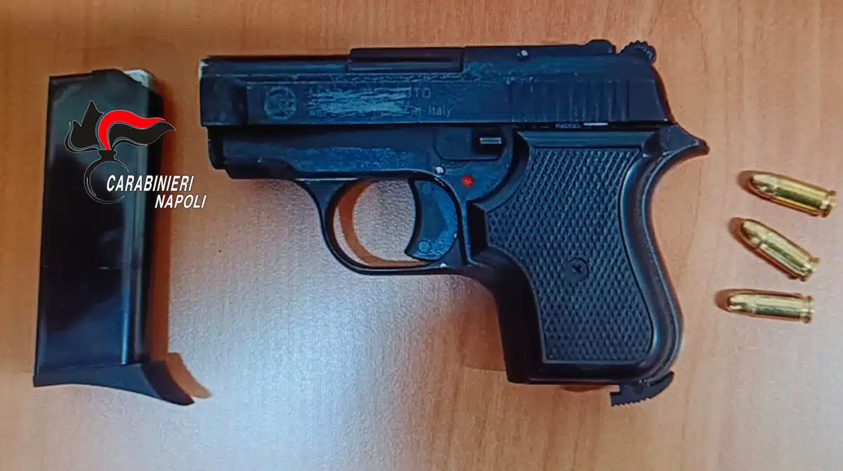 Napoli trovata pistola clandestina Forcella vano ascensore
