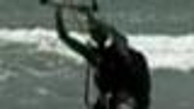 Castellammare, kitesurfer in difficoltà a pochi metri dalla riva: salvato dalla municipale