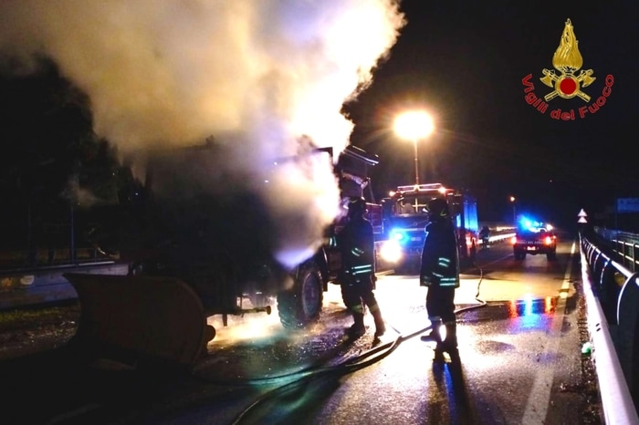 Incendio Sant Andrea Conza spalaneve fiamme