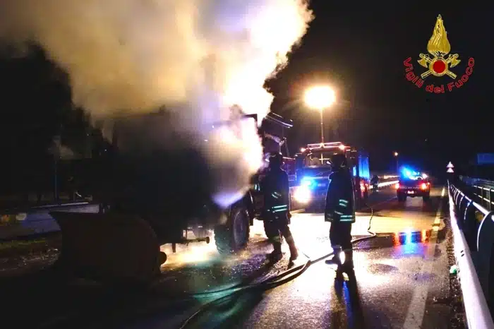 Incendio Sant Andrea Conza spalaneve fiamme