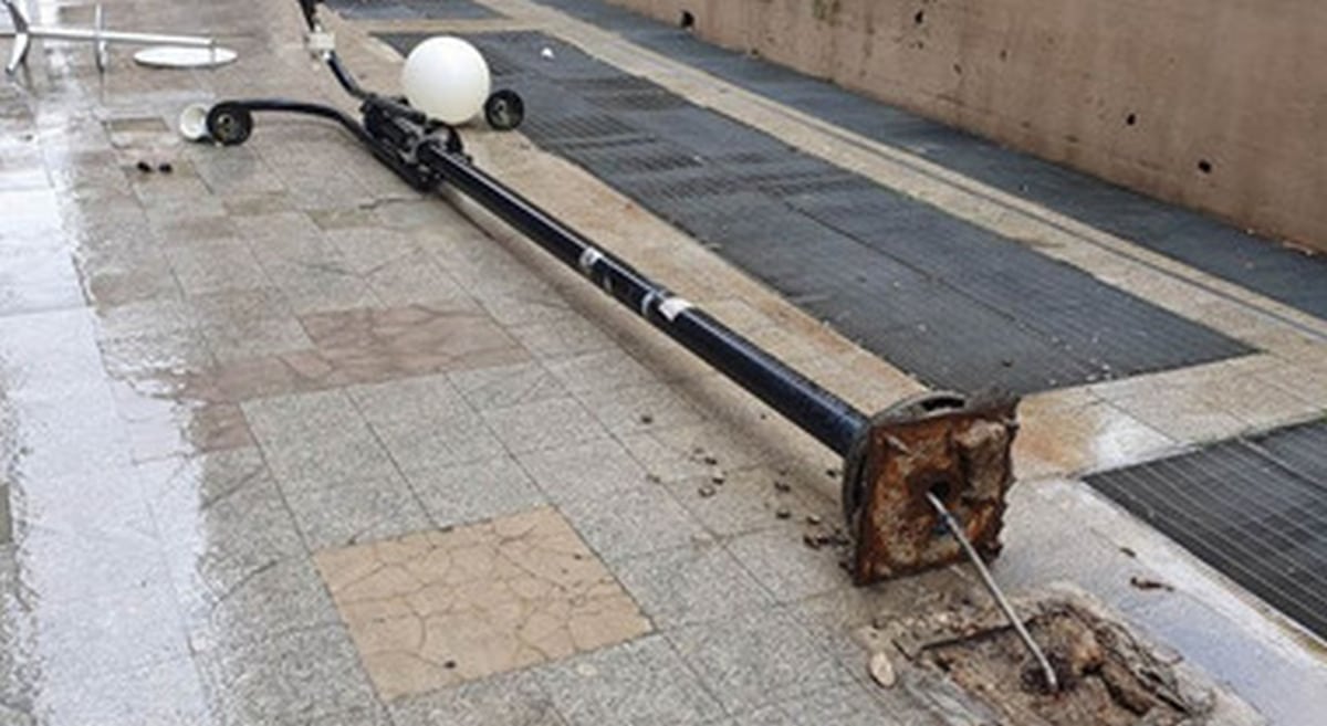 maltempo castellammare stabia ragazzo colpito lampione