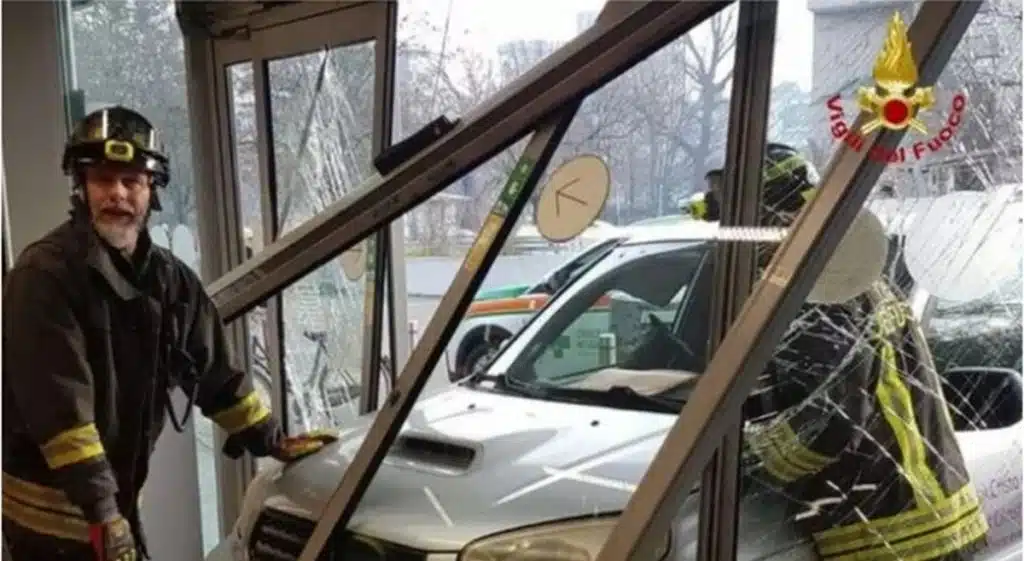 Incidente Reggio Emilia auto supermercato investe donna