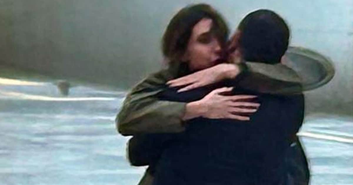 L'abbraccio con il compagno Daniele Raineri, il giornalista de Il Post.