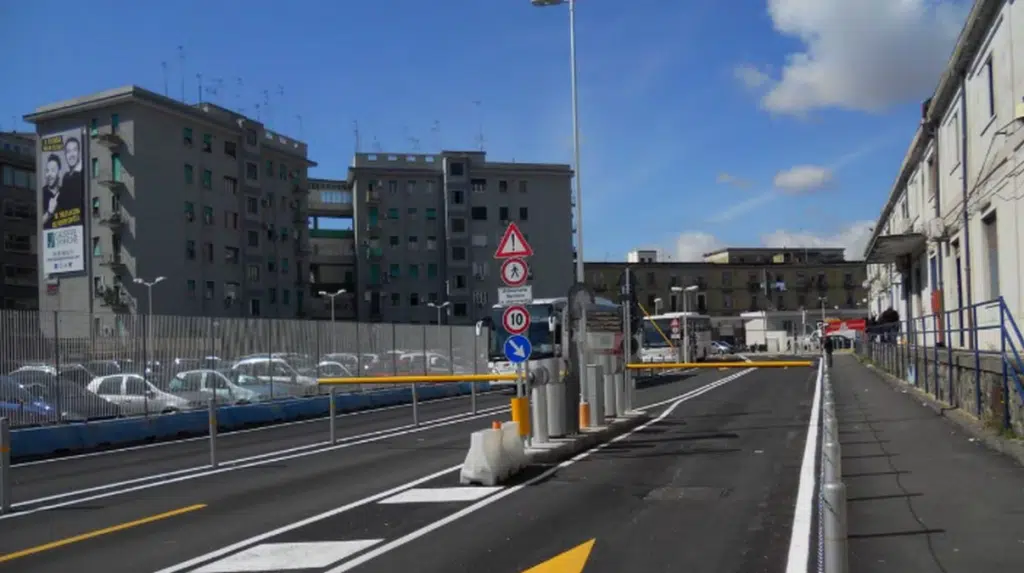 napoli arresto molesta passeggeri metropark