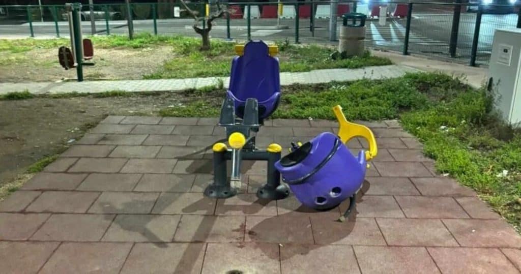 Sala Consilina danneggiato parco giochi McDonald
