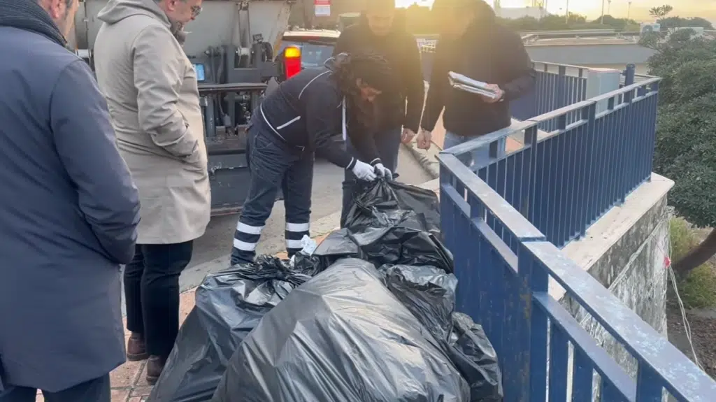 Salerno rifiuti sacchi neri