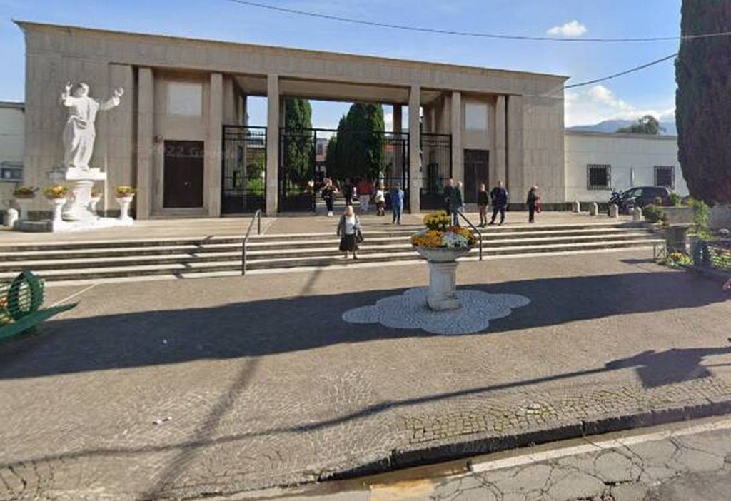 castellammare stabia donna chiusa cimitero