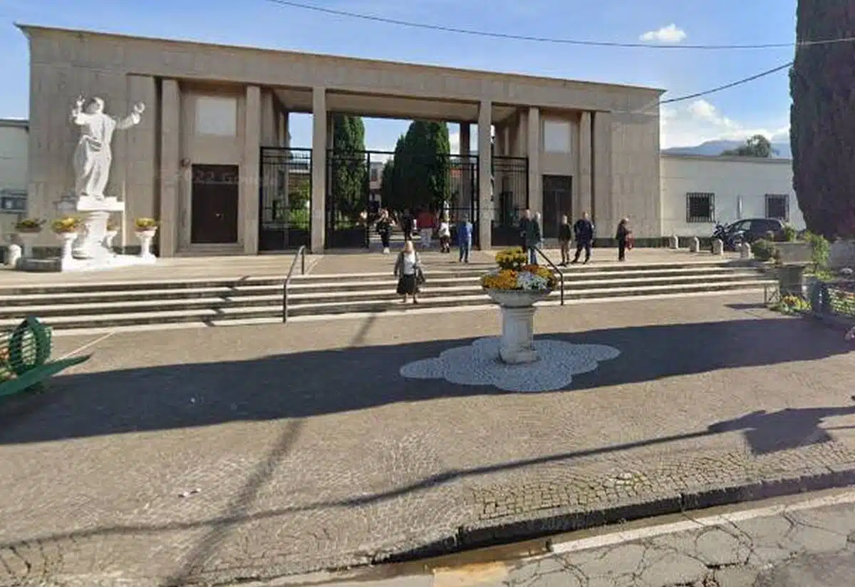 castellammare stabia donna chiusa cimitero