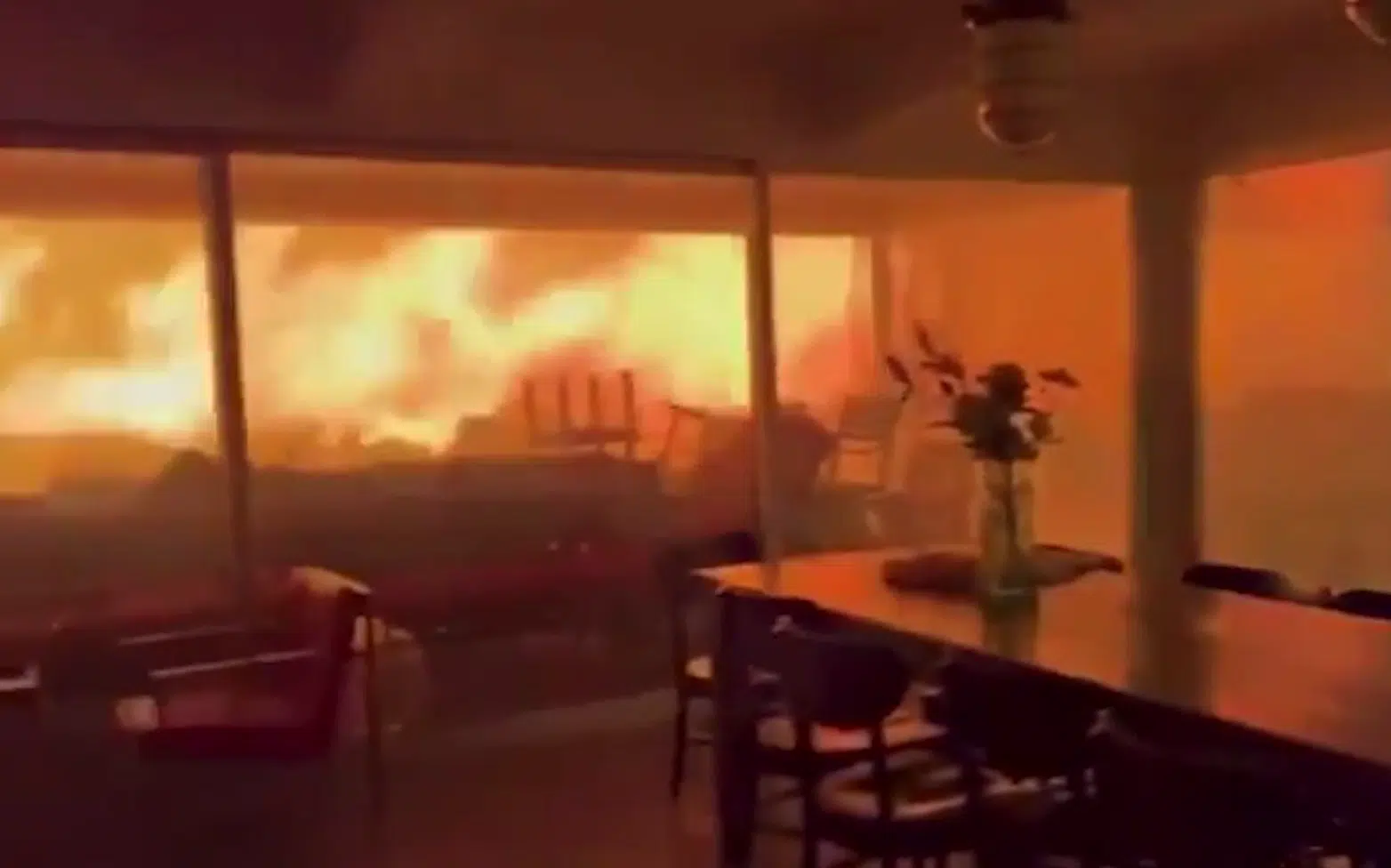Los Angeles, maxi incendio mette in fuga migliaia di persone