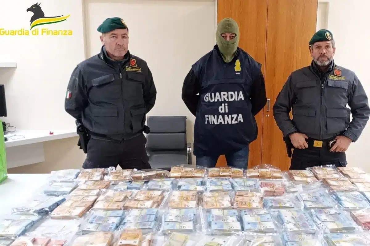 Lecce 46enne nascondeva oltre 800mila euro contanti