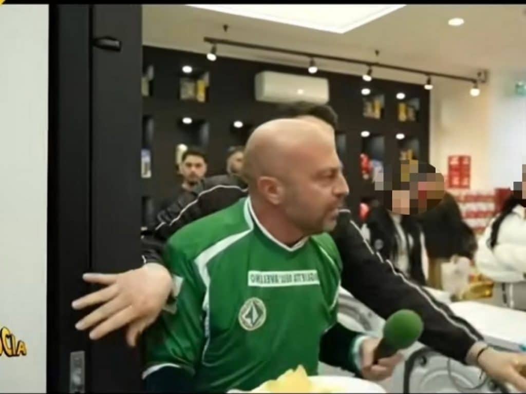 napoli aggredito luca abete negozio telefonia