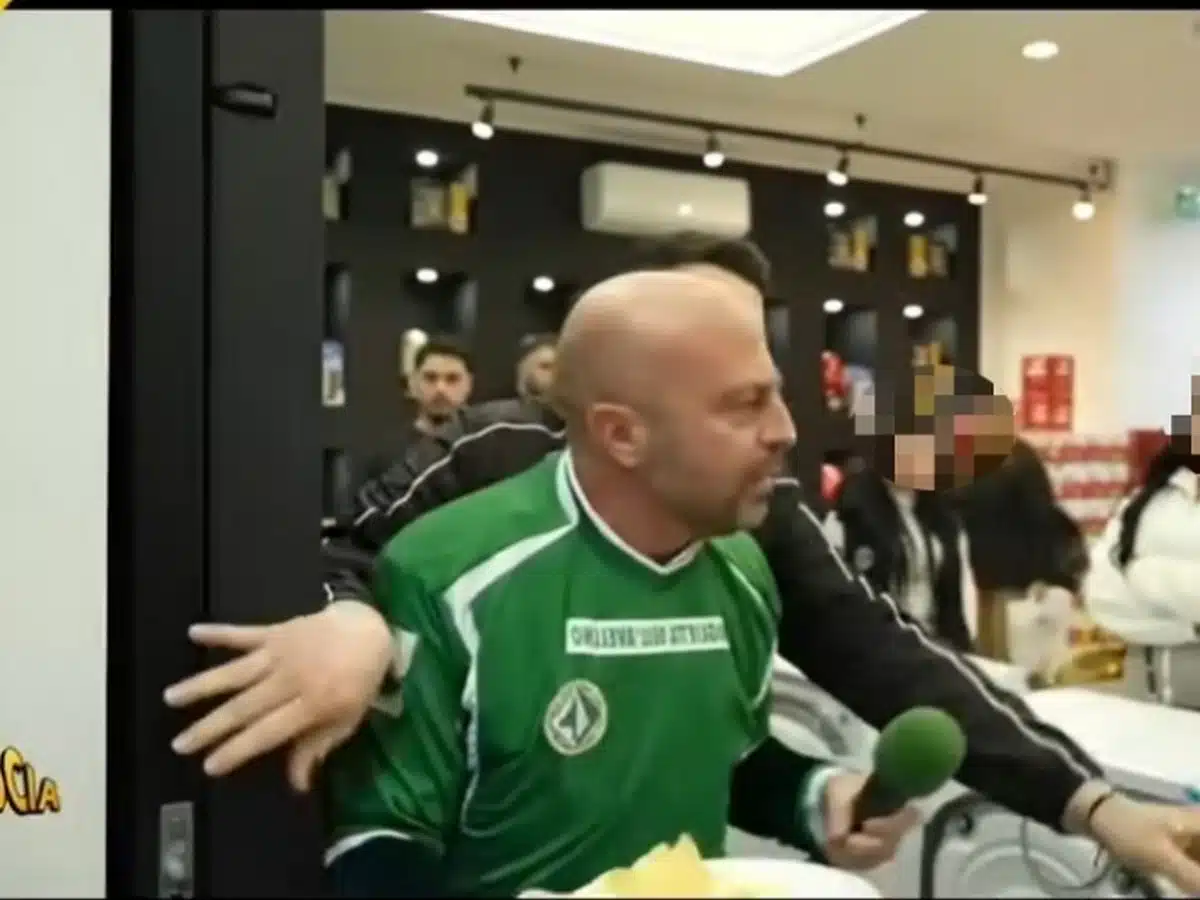 napoli aggredito luca abete negozio telefonia