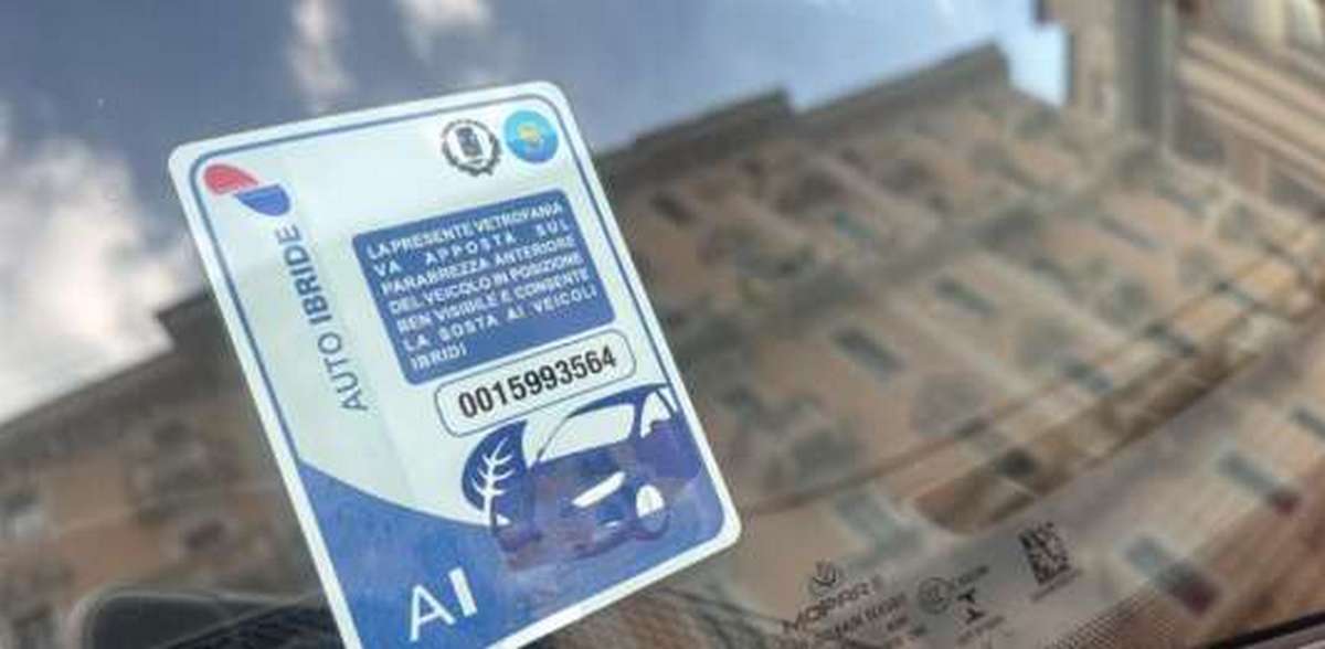 Salerno, protesta dei residenti del Centro Storico: stop al doppio pass per la sosta