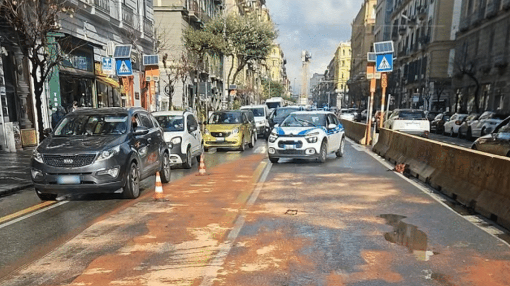 napoli incidenti traccia olio corso umberto