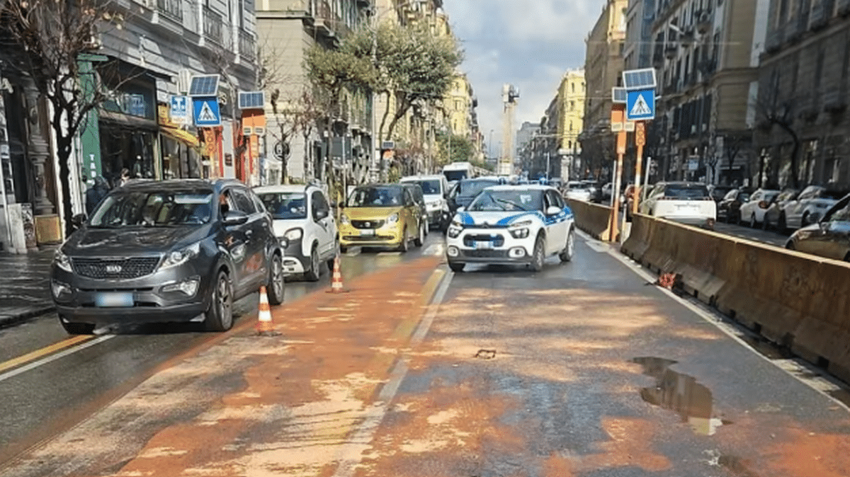napoli incidenti traccia olio corso umberto