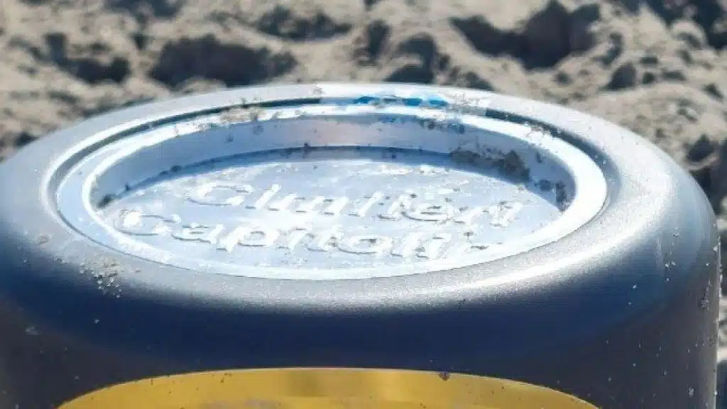 Ostia, urna cineraria abbandonata in spiaggia: caccia ai parenti della defunta