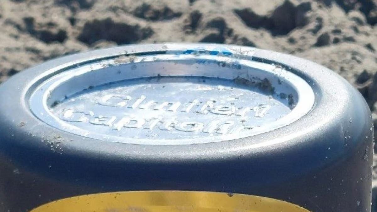 Ostia, urna cineraria abbandonata in spiaggia: caccia ai parenti della defunta
