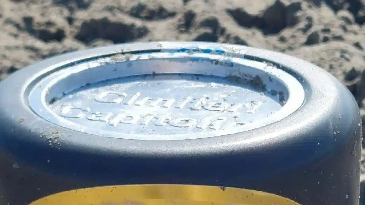 Ostia, urna cineraria abbandonata in spiaggia: caccia ai parenti della defunta