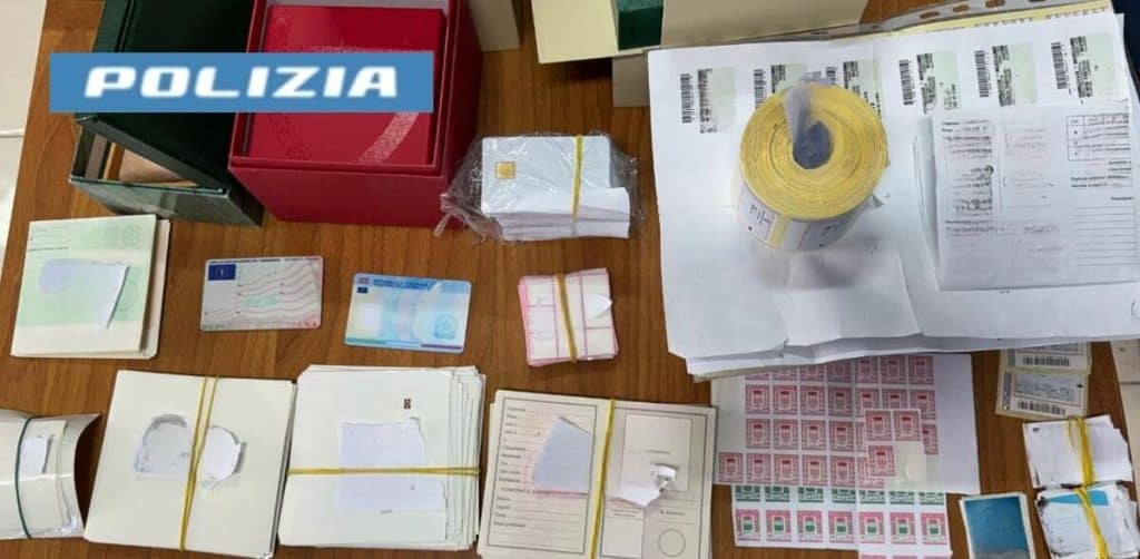 Napoli documenti falsi denunciato