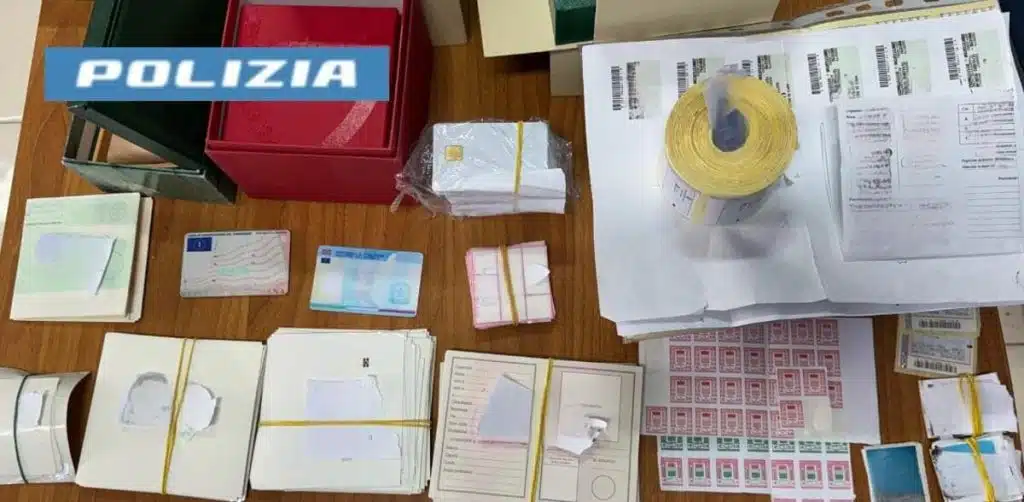 Napoli documenti falsi denunciato