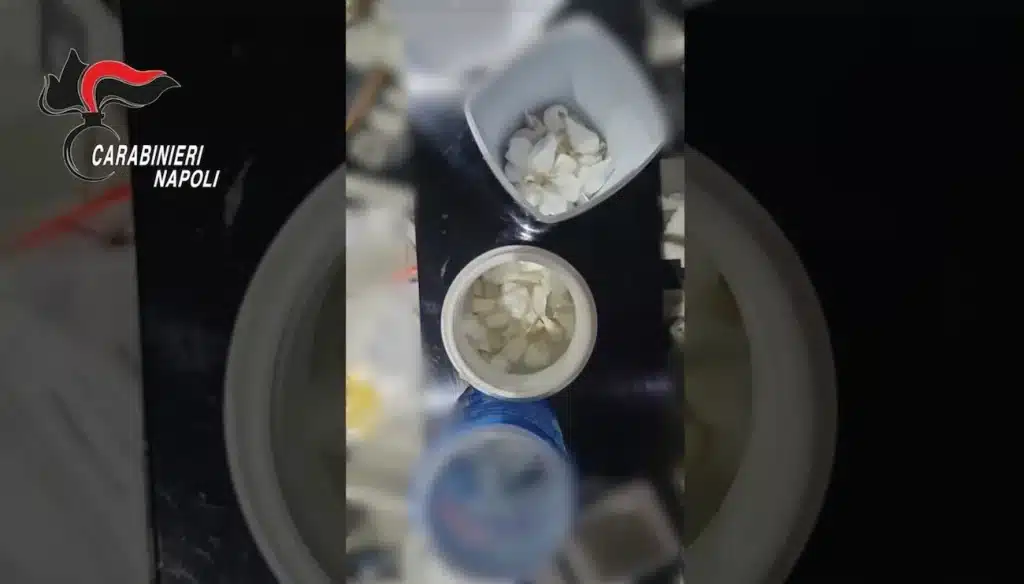 spaccio droga napoli arresti regali clienti compleanno