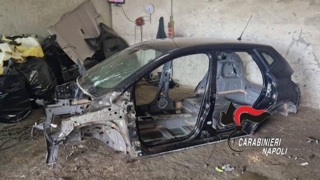 padre figlio smontare auto rubata arresto denunce qualiano