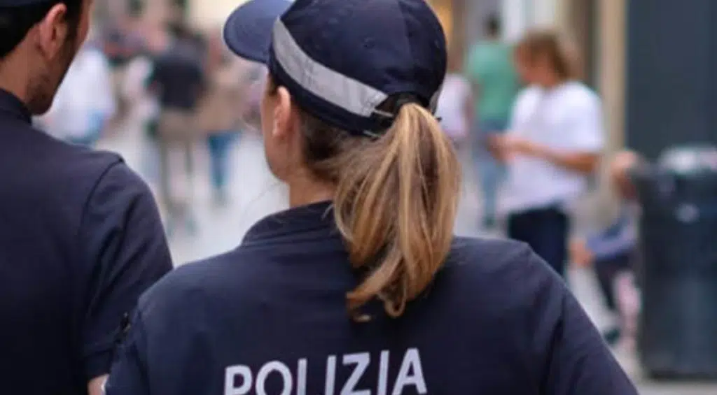 Ascoli Piceno morsi dito poliziotta