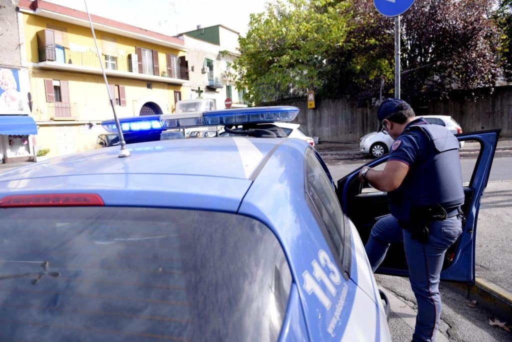 roma poliziotto colpito proiettile collega 16 marzo