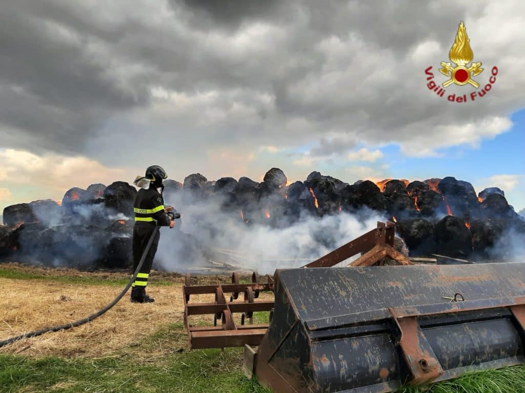 incendio sturno rotoballe 17 marzo