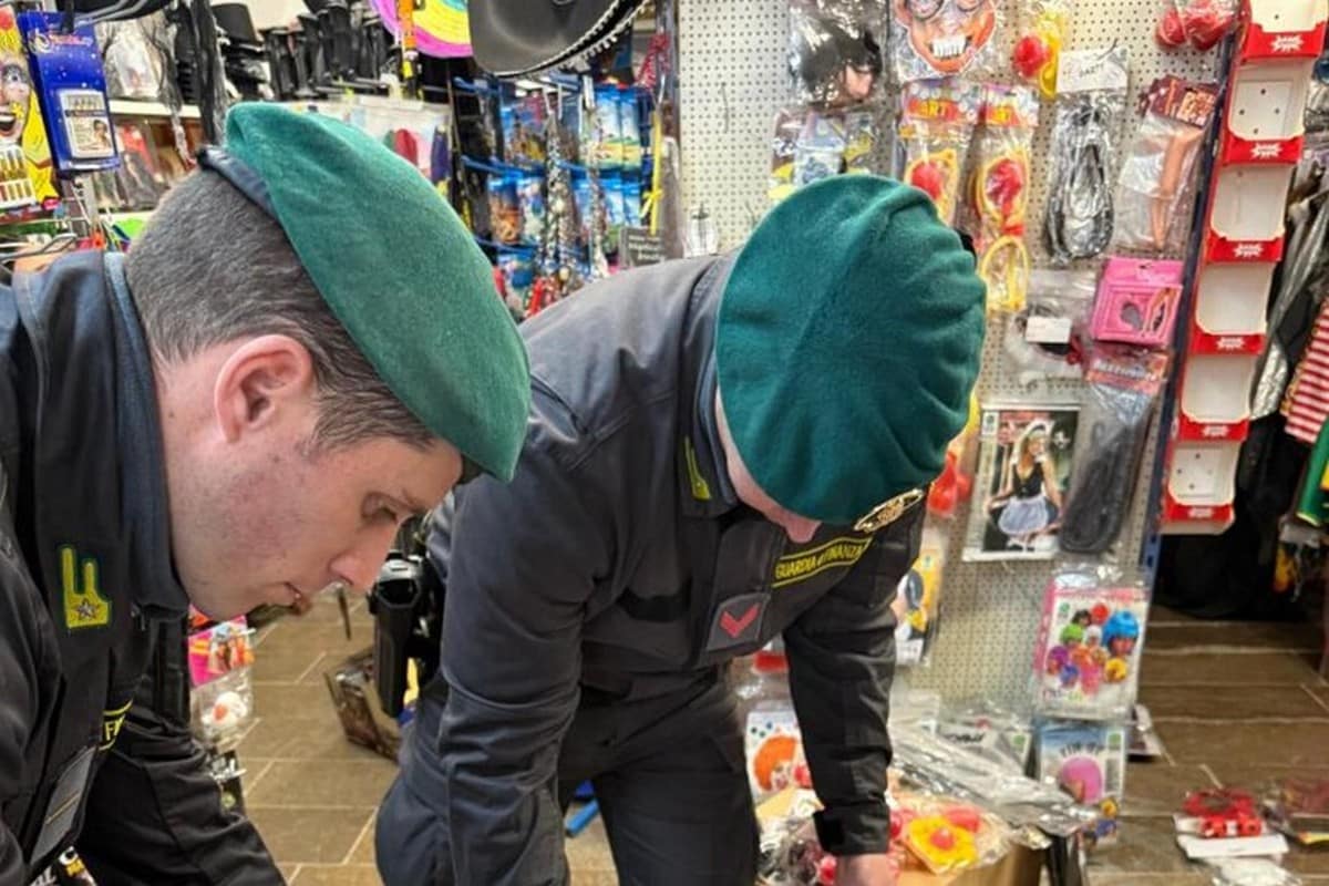 napoli sequestro carnevale costumi accessori 3 marzo