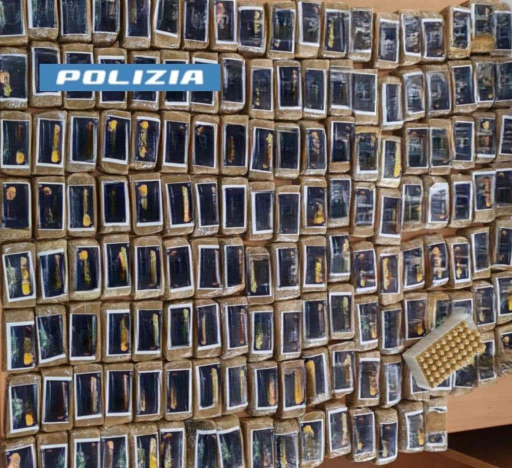 controlli scampia droga proiettili sequestro sottoscala