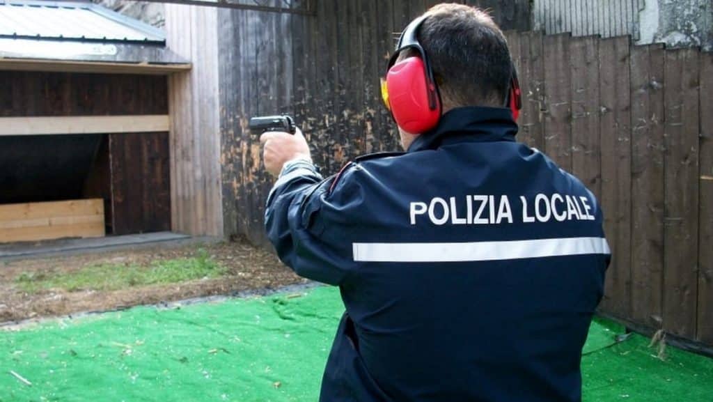 battipaglia-la-giunta-comunale-dispone-la-dismissione-di-quindici-pistole-dei-vigili-urbani