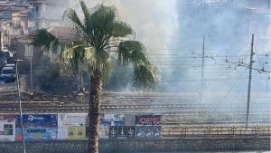 Battipaglia, incendio nei pressi della stazione: paura e fumo sui binari