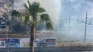 Battipaglia, incendio nei pressi della stazione: paura e fumo sui binari