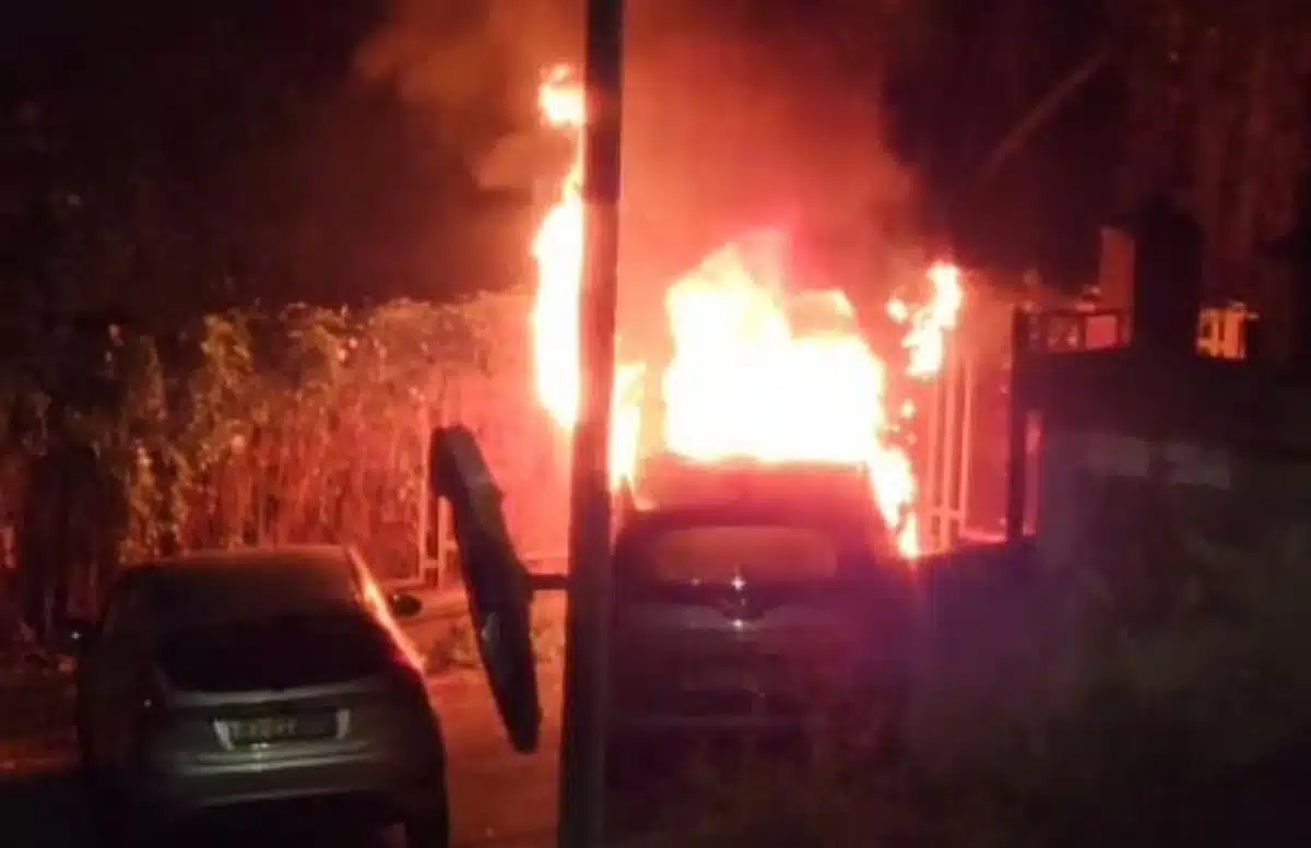 Salerno, incendio in via Laspro: paura per un lampione in fiamme