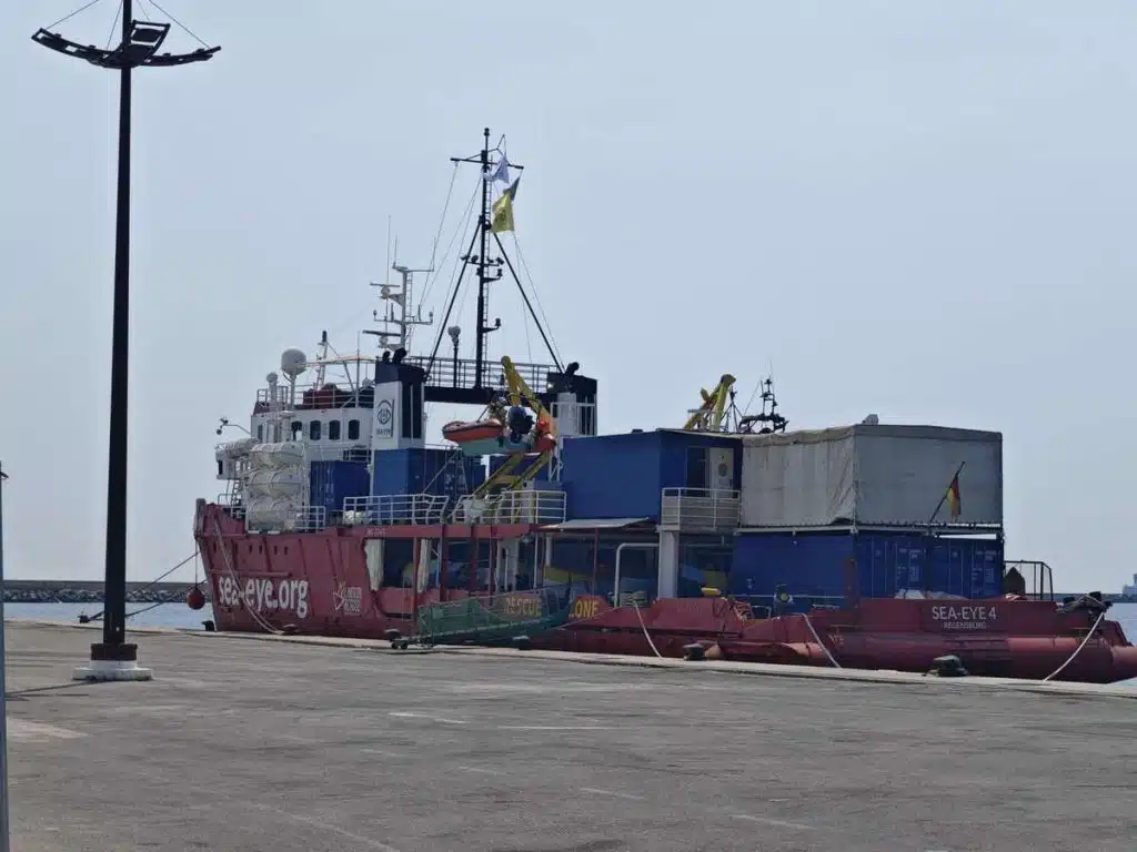 salerno sbarco migranti 26 maggio 2025