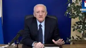 de luca attacca politica
