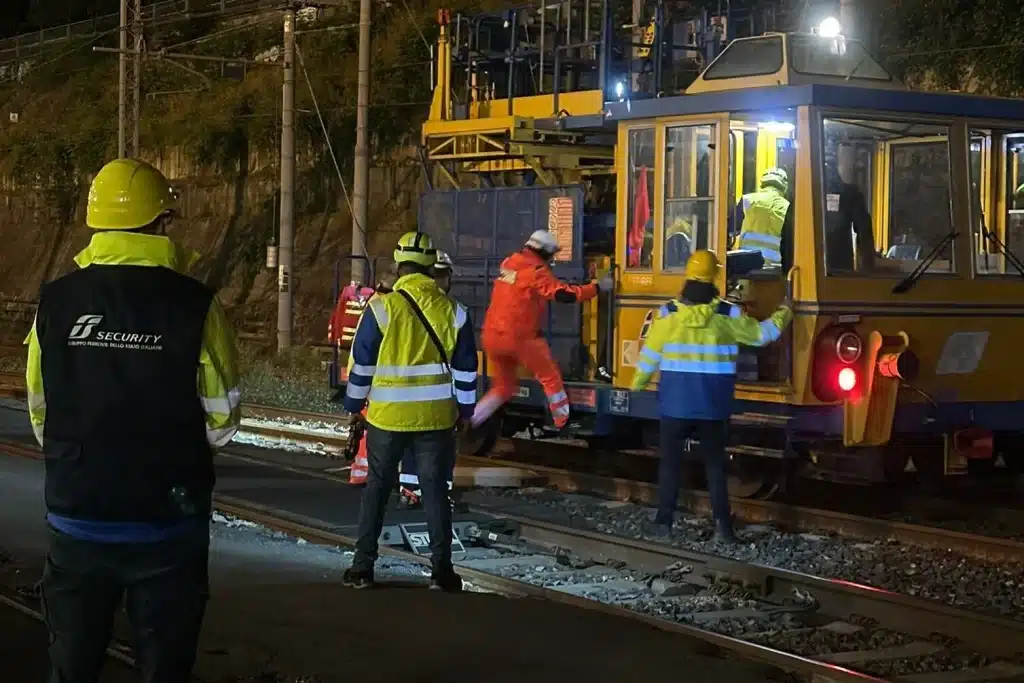 Emergenze ferroviarie in galleria: esercitazione notturna nella Santa Lucia per testare la macchina dei soccorsi